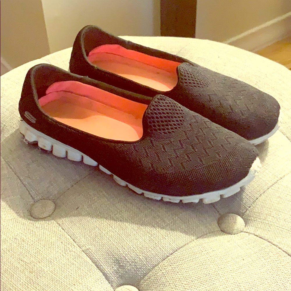 MAKE AN OFFER! 🎉 Skechers Memory Foam Sneakers